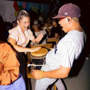 bar en la habana con baile y música en vivo