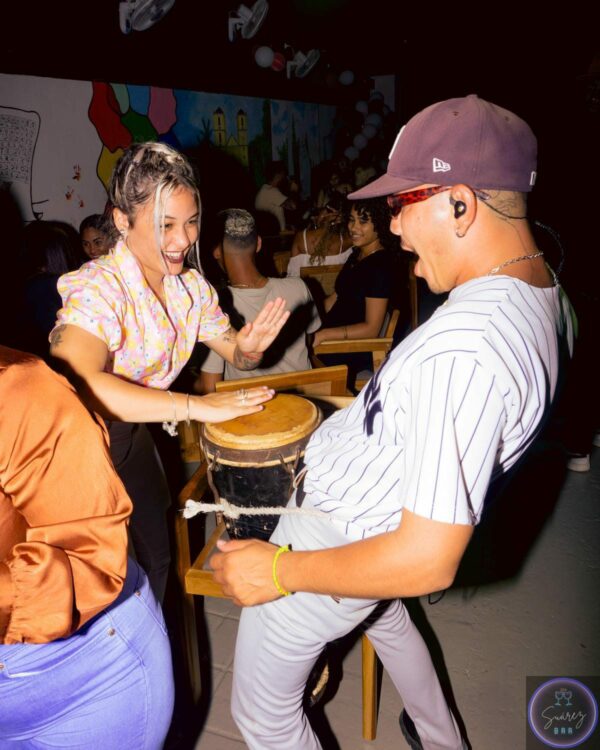 bar en la habana con baile y música en vivo